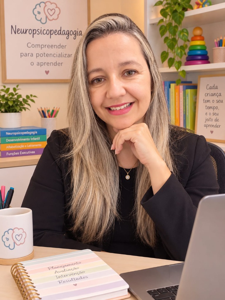 Panmela Carvalho no consultório de Neuropsicopedagogia em Caçapava